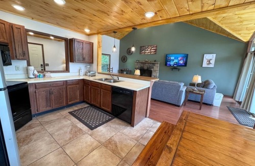 Chalet Village North Cabin | dog-friendly hot tub free Dollywood ticket