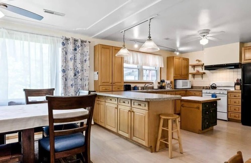 Kendall House | Dog-Friendly Nature Escape with Hot Tub & Fire Pit