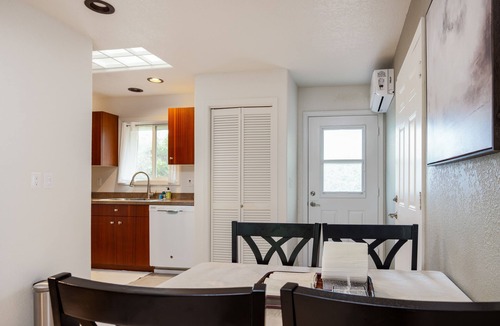 Orchidlands Estates House | Dog-friendly tropical escape with fast WiFi, W/D and partial AC - close to beach