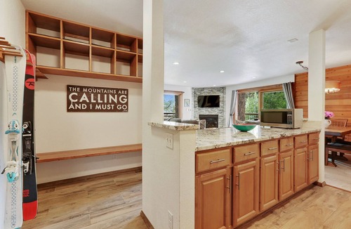 Four O'Clock Condo | Double Eagle @Snowflake Lift - Ski in ski out- 3 Br 2 Ba - Walk To Everything!