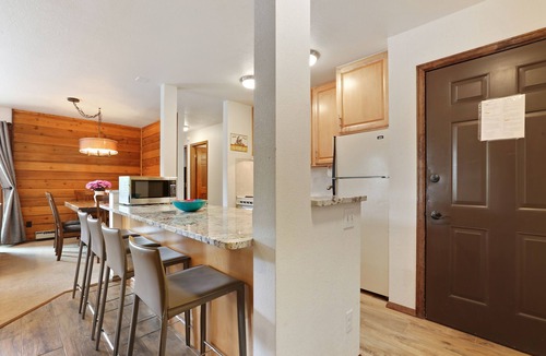 Four O'Clock Condo | Double Eagle @Snowflake Lift - Ski in ski out- 3 Br 2 Ba - Walk To Everything!
