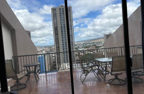 Downtown Honolulu Apartment | Downtown 2BR Huge Patio Free parking WiFi