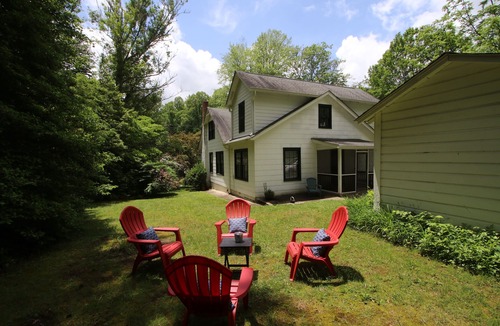 Brevard House | Downtown Brevard Cottage~ Short Stroll to Main Street~ Hiking & Biking Close By