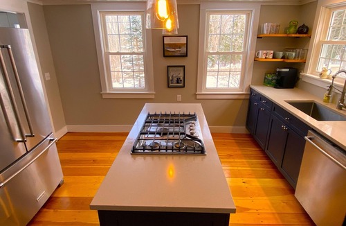 North Brooklin Cottage | Dragonfly Cottage: An airy 2-bedroom cottage in delightful Brooklin with WiFi