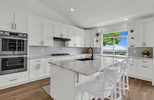 Draper House | Draper Skyline Retreat | Hot Tub & 6BDR