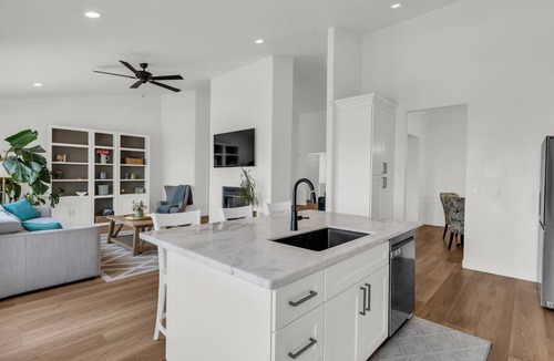 Draper House | Draper Skyline Retreat | Hot Tub & 6BDR