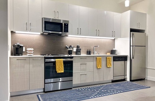 Historic Core Apartment | DTLA 2BR Loft w/Hot Tub & Rooftop Pool