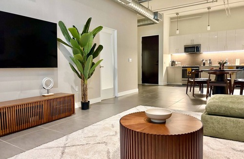 Historic Core Apartment | DTLA 2BR Loft w/Hot Tub & Rooftop Pool