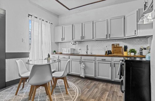 Portsmouth Apartment | Duplex w/fast Wi-Fi & stocked kitchen