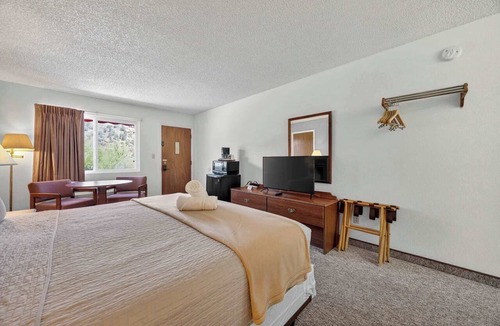 Manitou Springs Hotel | Eagle Motel Suite 225