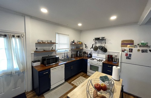 Greenwood House | East Nashville Cozy and Convenient - Chill Spring Specials!