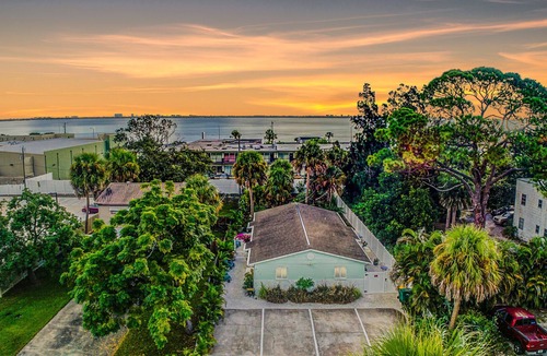 Indian River Bluff House | Eco-Friendly☀︎Modern Tropical Oasis (A)☀︎near Beach & Historic Downtowns