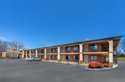 Nashville Cabin | Econo Lodge Nashville near Percy Priest Lake