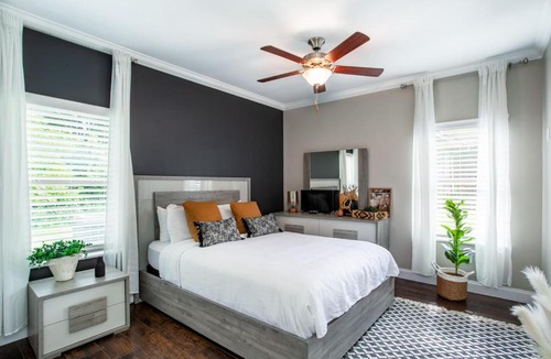 Townsend Apartment | Elegant End Condo Fireplace Community Amenities