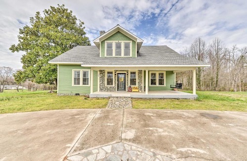 Lincolnton House | Elegant + Spacious Retreat ~ 18 Mi to Lake Norman!