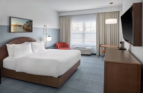 Canandaigua Hotel | Elegant Waterfront Getaway Featuring Pool, Fitness Center, and Bar Access