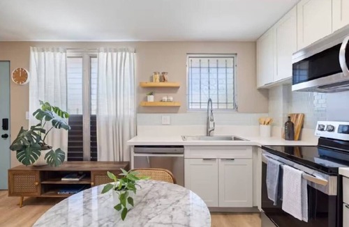 McCully - Moiliili Apartment | Elevated Honolulu Sanctuary Renovated w/Aircon
