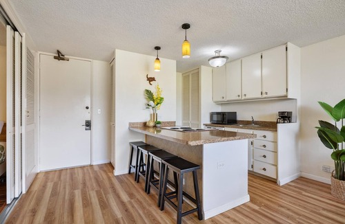 Waikiki Condo | Enjoy cool trade winds and spectacular mountain views! 2Bd 1Ba w/parking!