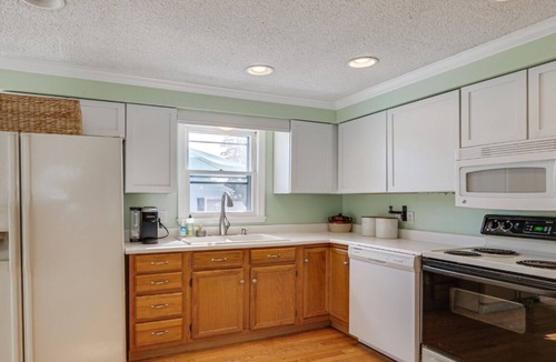 Southern Coast House | Entire Home In Saco Maine! 3.5mil to Old Orchard Beach. Coastal Retreat!