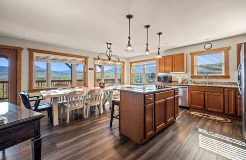 Chalet Village North Cabin | Epic View HotTub PoolTable 2 King/Queen Suites