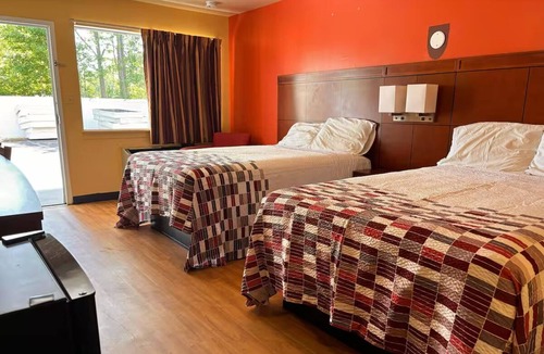 North Newport News Hotel | Essential Comforts in Three Convenient Rooms – Perfect Base Near Bounce House