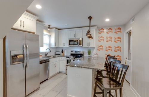 Hillsboro West End Condo | EV Charger/Safe Neighborhood/Near Downtown★2 Kings★Free Parking/W+D/Pets