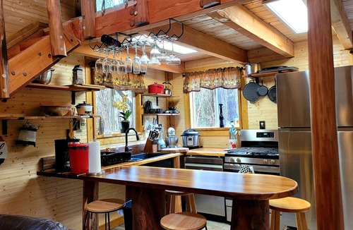 Mountain View House | Exotic family getaway private eco Log cabin near Volcano Park