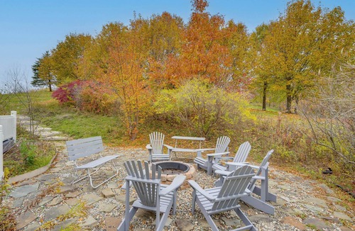 East Greenbush Cottage | Expansive Upstate Home w/Home Theater!