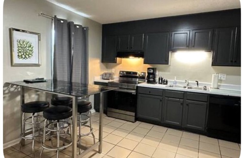 Hickory Apartment | Extended Stay NEvHickory 2 Bed, 1.5 Bath, Workspace, Washer Dryer, Easy Commute