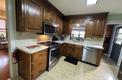 Oakwood Historic District House | Extended Stay NW Hickory 1 King and 2 Queen Beds, Workspace, Washer Dryer