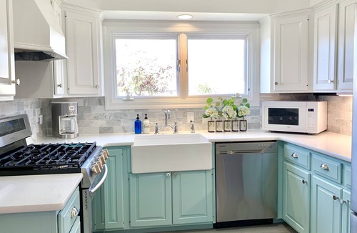 Central Colorado Springs House | Extremely Clean!🏡1928 Columbine Cottage-Hot Tub,Fire Pit,Hiking,Pikes Peak Views