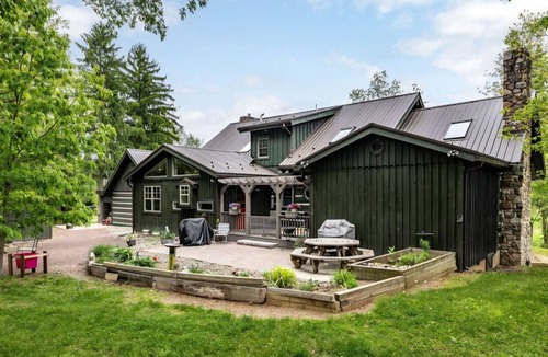 Lewisburg House | Fabulous 4-bed/bath log home w/HVAC private walking trail& Theater in Lewisburg