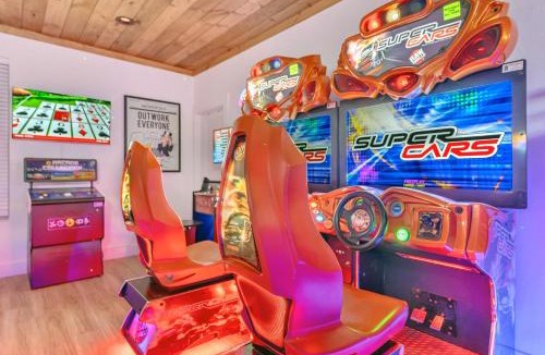 Gatlinburg House | Family Chalet With Rooftop Theater GameRoom Mins to DT