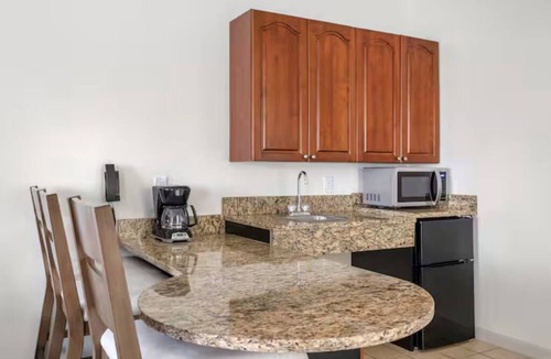 Mishawaka Hotel | Family-Friendly 2 Units Close to South Bend Museum of Art - 4.8 mi Away