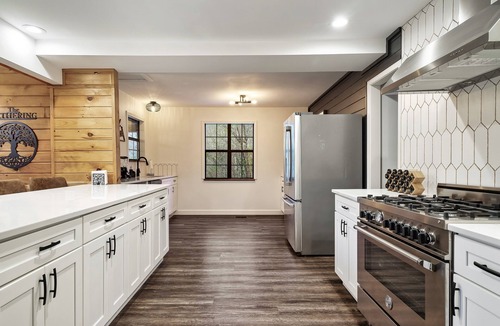 Gatlinburg - Pigeon Forge Cabin | FAMILY FRIENDLY 6-BED CABIN: HOT TUB, FIRE PIT & GAME HOUSE