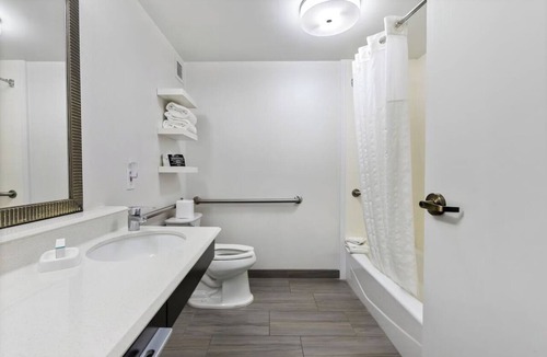 East Texas Hotel | Family Friendly Stay in 2 Rooms with Continental Breakfast and Swimming Pool