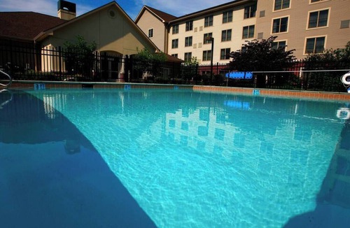 Lexington Hotel | Family-Friendly Stay with Full-Size Kitchen | Free Parking & Pet Friendly!