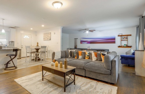 Collier Heights Cottage | Fire Pit & Deck: Home 7 Mi to Mercedes-benz!