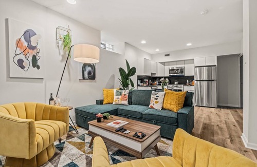 Old City Condo | Free Parking- *Steps to Liberty Bell & Waterfront*