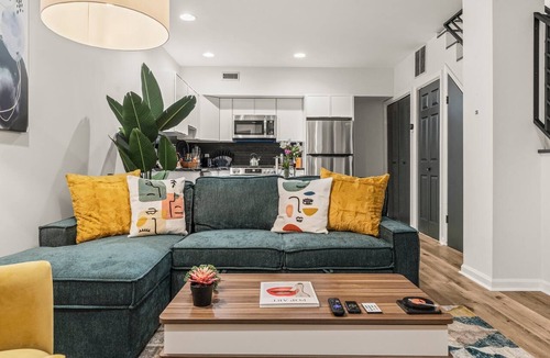 Old City Condo | Free Parking- *Steps to Liberty Bell & Waterfront*