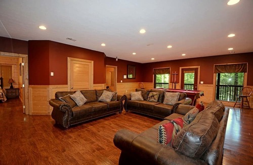 Gatlinburg - Pigeon Forge Cabin | Fully-Equipped Cabin Rental in Tennessee, Perfect for Large Group Glamping in the Mountains