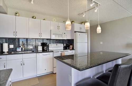 Waikiki Apartment | Fully Remodeled View Condo with Free Parking and Hi-Speed WiFi