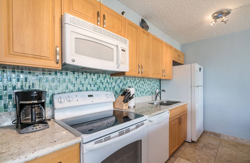 Waikiki Condo | Fully Remodelled View Condo Near Waikiki Beach with Free Parking/WiFi