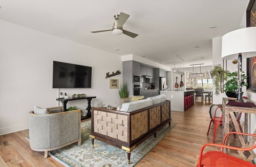 Hermitage House | "Funky Town #10" 3 bedroom -sleeps 9 -15 minutes from Nashville
