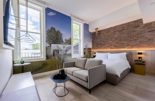 Beaconsfield Village Hotel | Gladstone Hotel & Suites