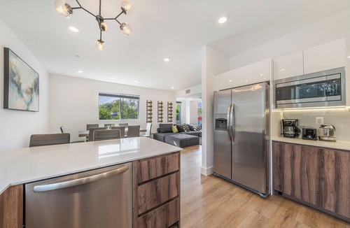 Valley Village House | Gorgeous/Modern 4bdr townhouse