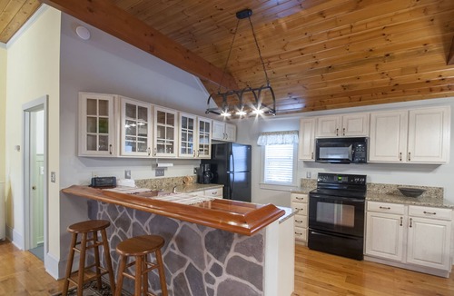 Reinholds Apartment | Gorgeous Studio Apartment on a farm! Animals, flower/vegetable gardens.