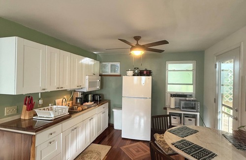 Papaikou Apartment | Gorgeous studio apartment on the Hamakua Coast 6 minutes to downtown Hilo. 99/nt