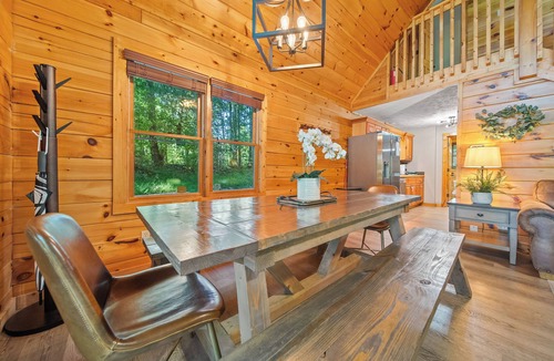 Black Bear Falls Cabin | ★Gray Fox Den★ Secluded 3BR Theater, Hot Tub, Arcade Near Smokys/Downtown