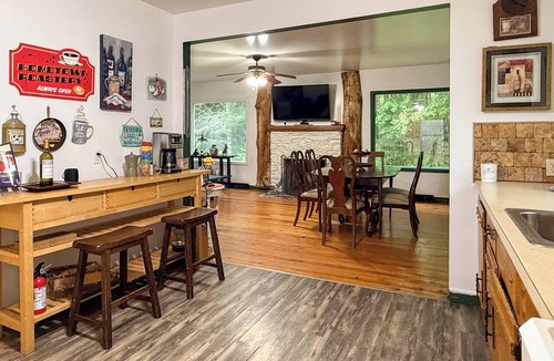 Sparrow Bush Cabin | Great 2-bedroom cabin - Sparrow Bush. Lounge, deck, 10 min to DE River & Shops.
